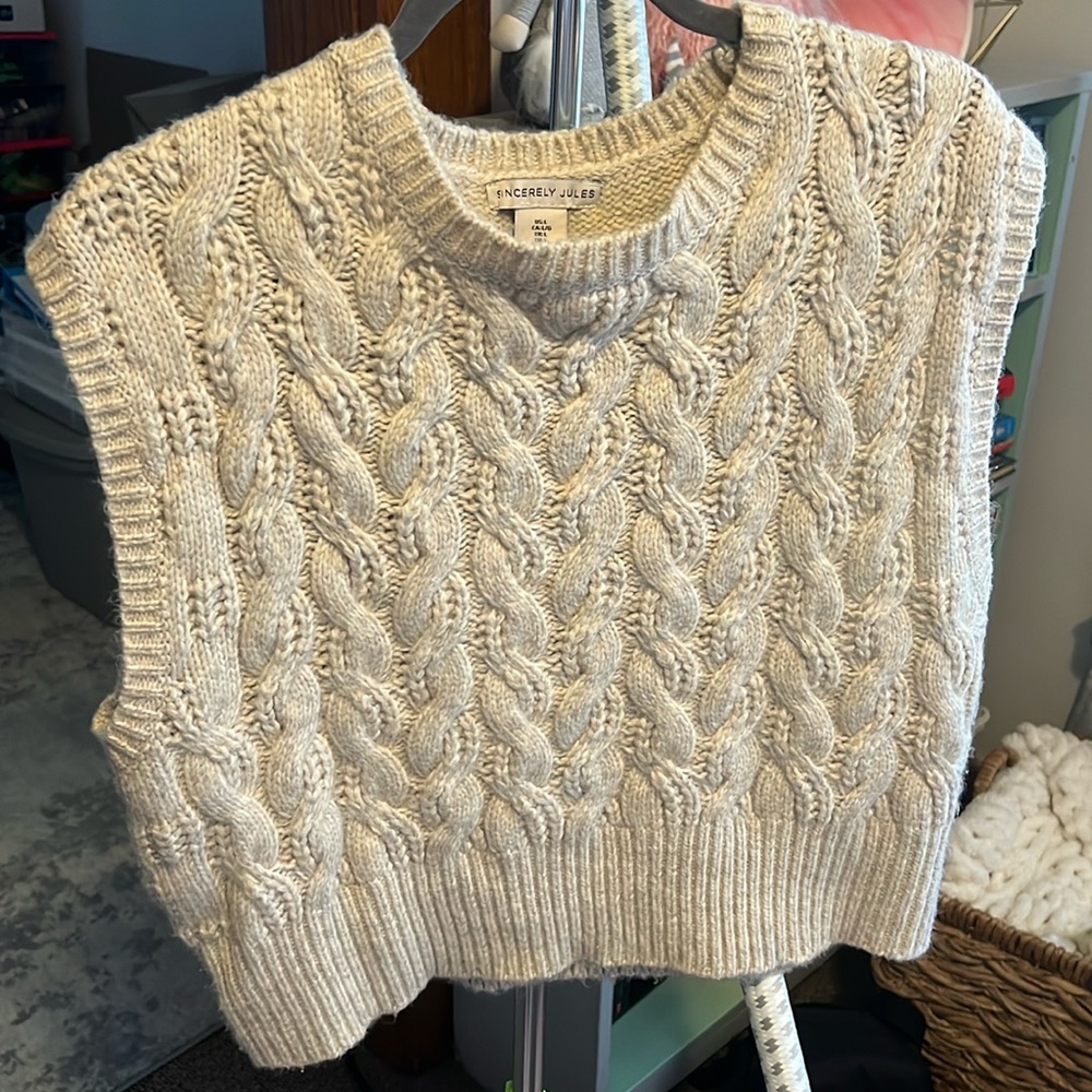 Sweater vest